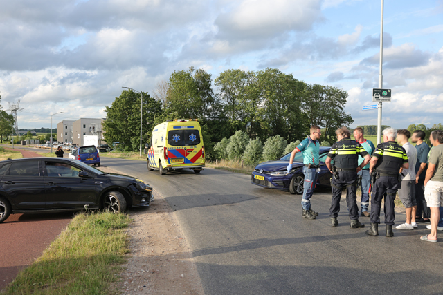 Twee auto's botsen op Valkenvoortweg in Waalwijk