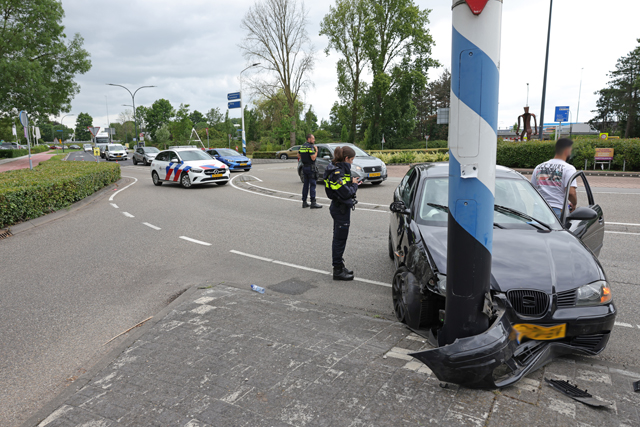 Bestuurder verliest macht over het stuur op rotonde Hertog Janstraat in Waalwijk