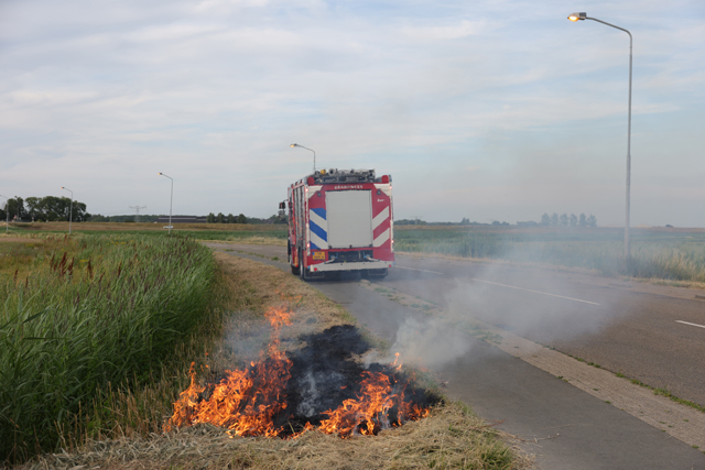 Kleine bermbrand aan de Weteringweg snel geblust