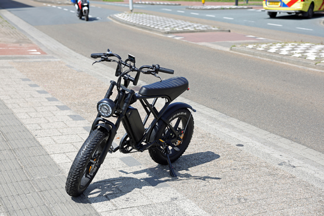 Twee gewonden bij aanrijding tussen motorrijder en fatbiker in Waalwijk