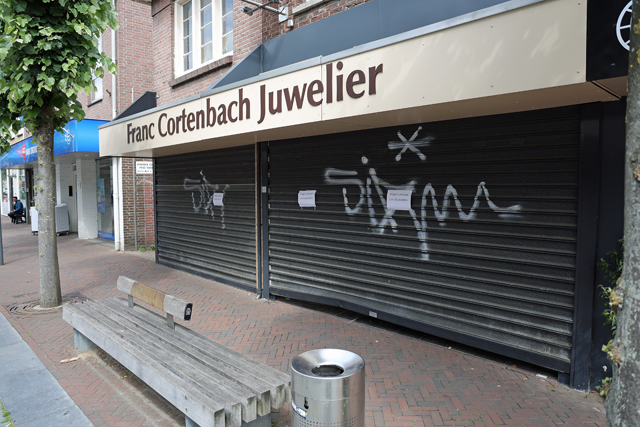 Inbraak bij juwelier Cortenbach in Waalwijk: flinke schade, daders voortvluchtig