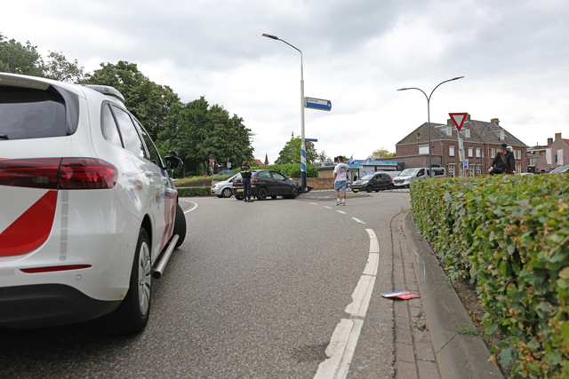 Bestuurder verliest macht over het stuur op rotonde Hertog Janstraat in Waalwijk