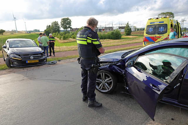 Twee auto's botsen op Valkenvoortweg in Waalwijk