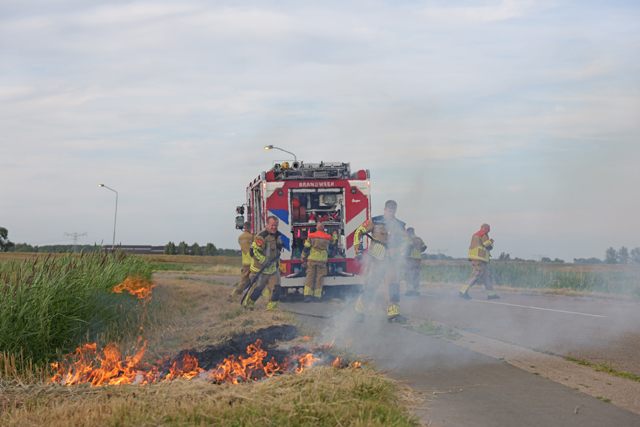 Kleine bermbrand aan de Weteringweg snel geblust
