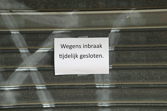 Inbraak bij juwelier Cortenbach in Waalwijk: flinke schade, daders voortvluchtig