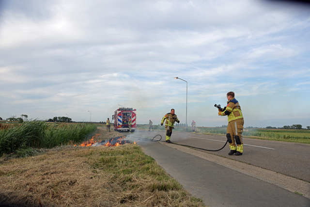Kleine bermbrand aan de Weteringweg snel geblust