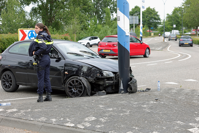Bestuurder verliest macht over het stuur op rotonde Hertog Janstraat in Waalwijk