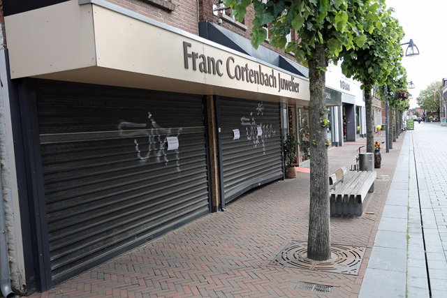 Inbraak bij juwelier Cortenbach in Waalwijk: flinke schade, daders voortvluchtig