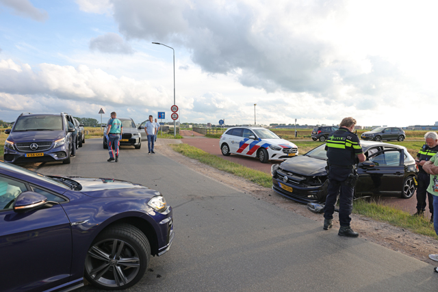 Twee auto's botsen op Valkenvoortweg in Waalwijk