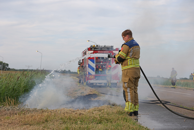 Kleine bermbrand aan de Weteringweg snel geblust