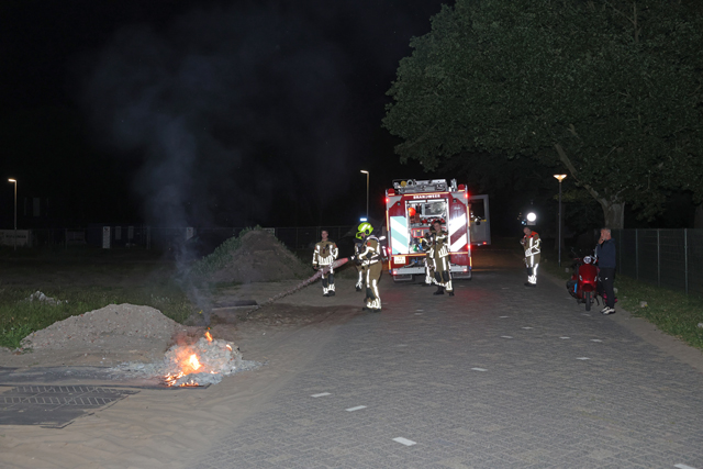 Berg oud papier in brand aan Vijverlaan snel geblust Waalwijk