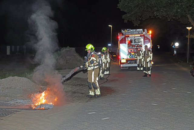Berg oud papier in brand aan Vijverlaan snel geblust Waalwijk