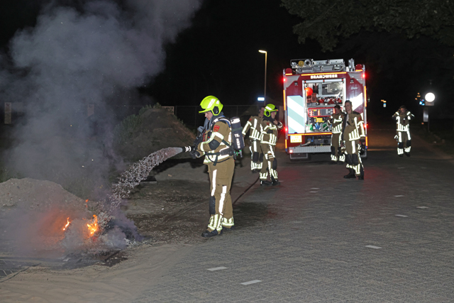 Berg oud papier in brand aan Vijverlaan snel geblust Waalwijk