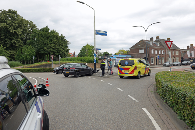 Bestuurder verliest macht over het stuur op rotonde Hertog Janstraat in Waalwijk