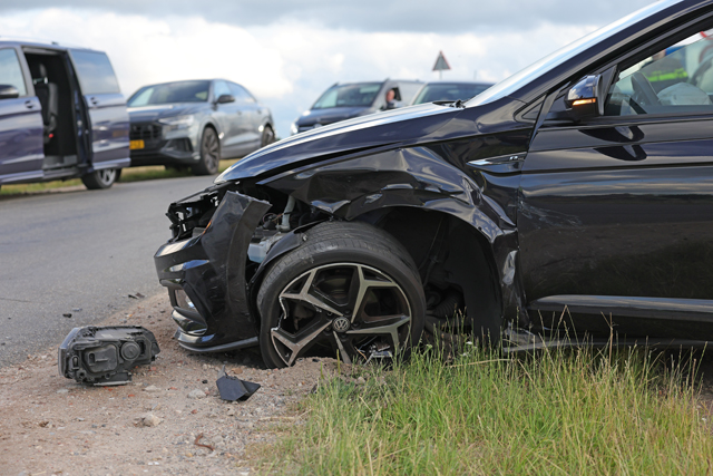 Twee auto's botsen op Valkenvoortweg in Waalwijk