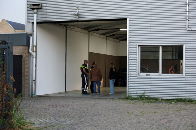 Negen voertuigen in beslag genomen bij inval bedrijfspand Industrieweg in Waalwijk