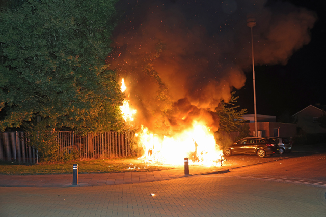 Caravan brandt volledig uit aan Stijn Streuvelsstraat in Waalwijk