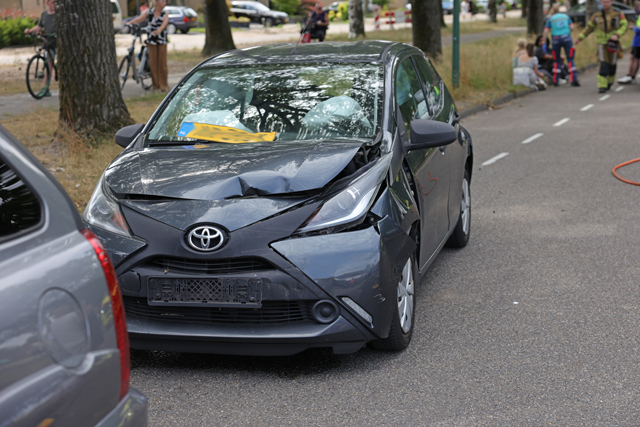 Vier auto’s botsen op elkaar op Blyde Incomstelaan in Waalwijk