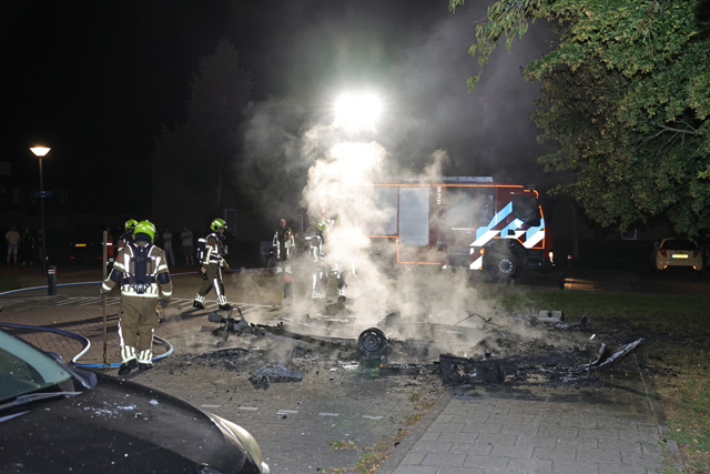 Caravan brandt volledig uit aan Stijn Streuvelsstraat in Waalwijk