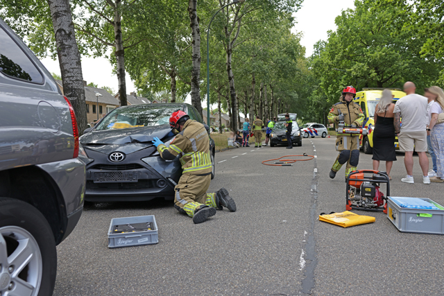 Vier auto’s botsen op elkaar op Blyde Incomstelaan in Waalwijk