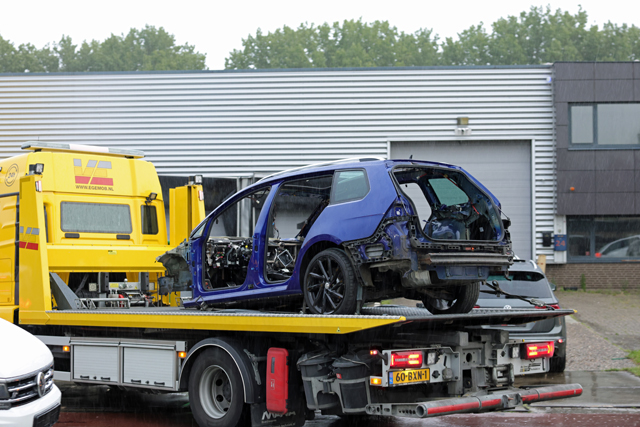 Negen voertuigen in beslag genomen bij inval bedrijfspand Industrieweg in Waalwijk