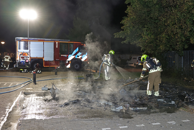 Caravan brandt volledig uit aan Stijn Streuvelsstraat in Waalwijk
