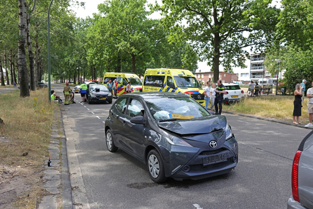 Vier auto’s botsen op elkaar op Blyde Incomstelaan in Waalwijk