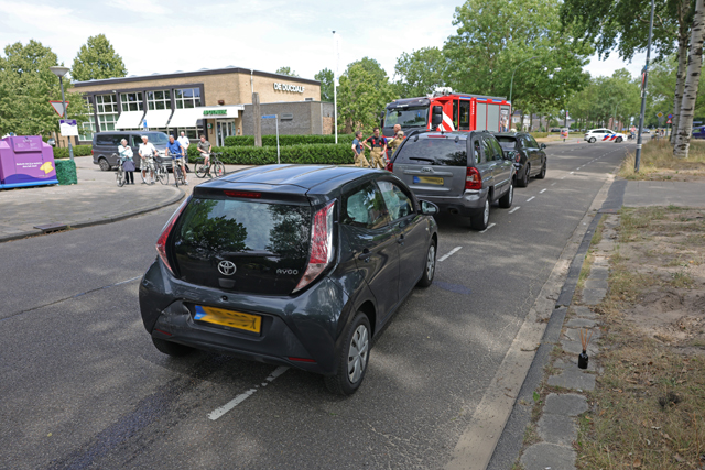 Vier auto’s botsen op elkaar op Blyde Incomstelaan in Waalwijk