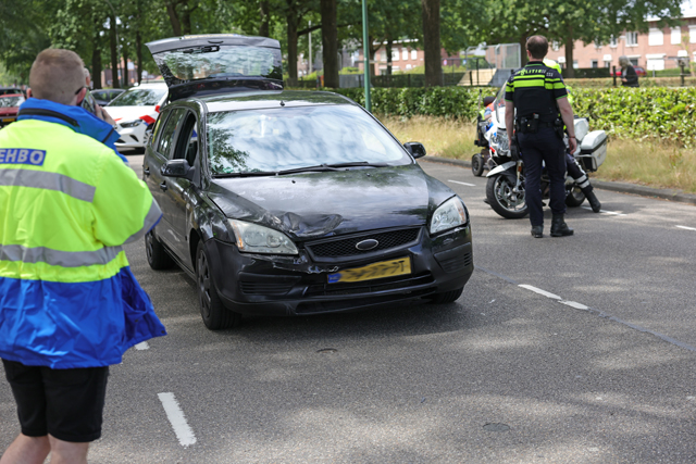 Vier auto’s botsen op elkaar op Blyde Incomstelaan in Waalwijk
