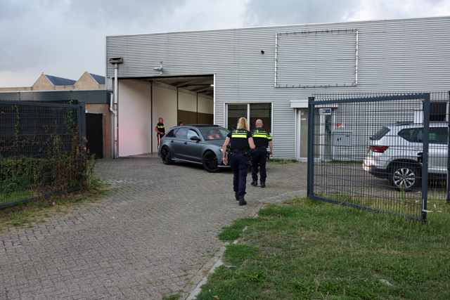 Negen voertuigen in beslag genomen bij inval bedrijfspand Industrieweg in Waalwijk