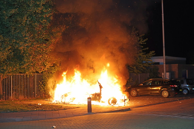 Caravan brandt volledig uit aan Stijn Streuvelsstraat in Waalwijk