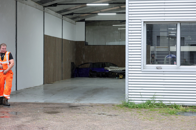 Negen voertuigen in beslag genomen bij inval bedrijfspand Industrieweg in Waalwijk