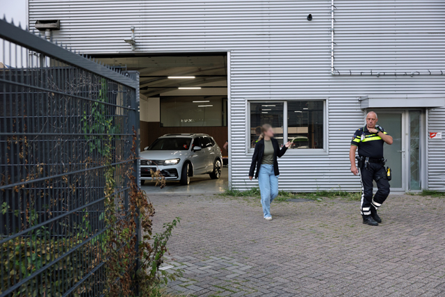 Negen voertuigen in beslag genomen bij inval bedrijfspand Industrieweg in Waalwijk