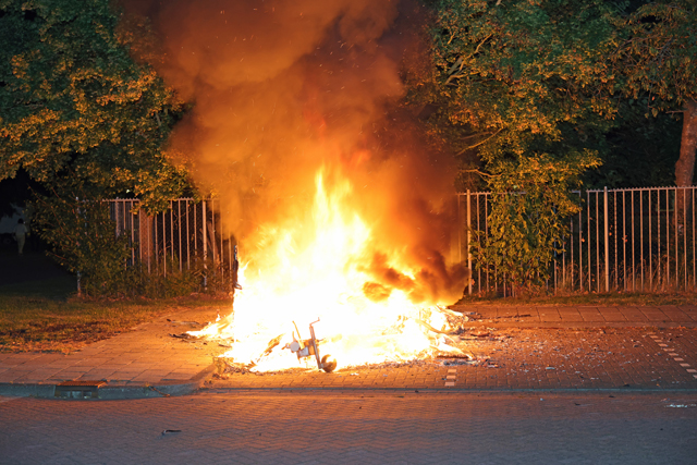 Caravan brandt volledig uit aan Stijn Streuvelsstraat in Waalwijk