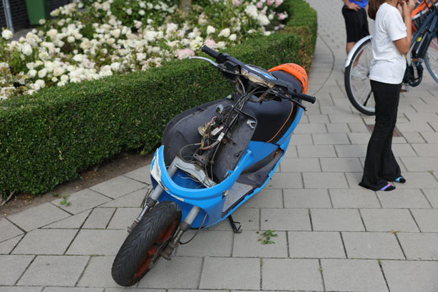 Scooterrijder gewond na botsing tegen paal op kruising Grotestraat in Waalwijk