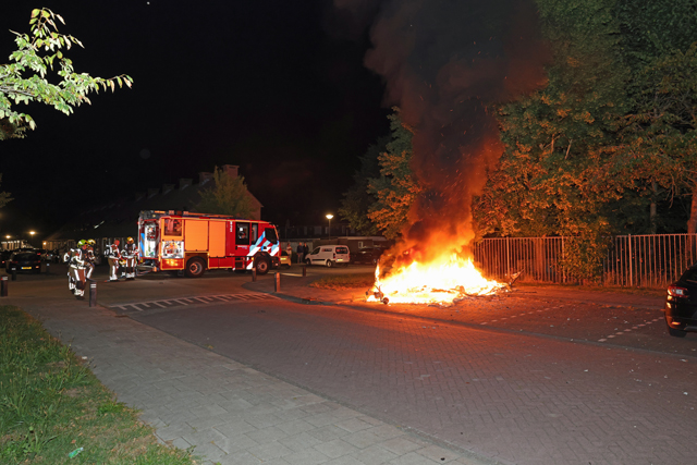 Caravan brandt volledig uit aan Stijn Streuvelsstraat in Waalwijk