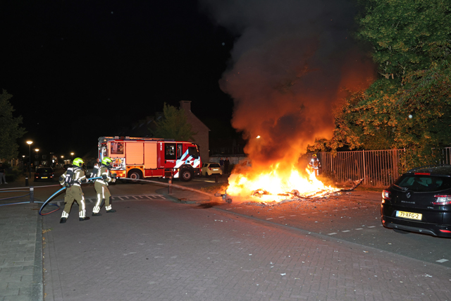 Caravan brandt volledig uit aan Stijn Streuvelsstraat in Waalwijk