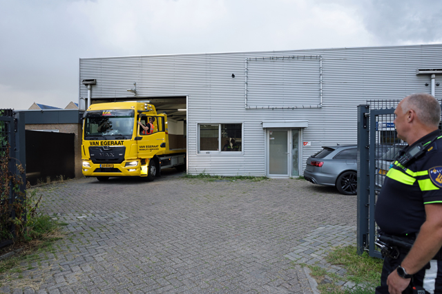 Negen voertuigen in beslag genomen bij inval bedrijfspand Industrieweg in Waalwijk