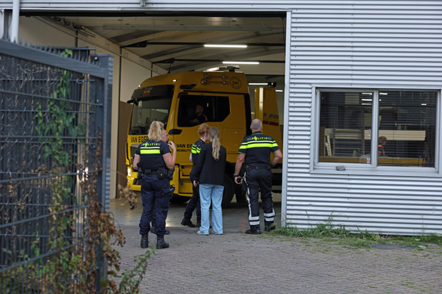 Negen voertuigen in beslag genomen bij inval bedrijfspand Industrieweg in Waalwijk