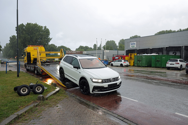 Negen voertuigen in beslag genomen bij inval bedrijfspand Industrieweg in Waalwijk