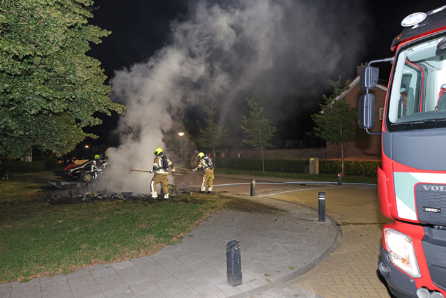 Caravan brandt volledig uit aan Stijn Streuvelsstraat in Waalwijk