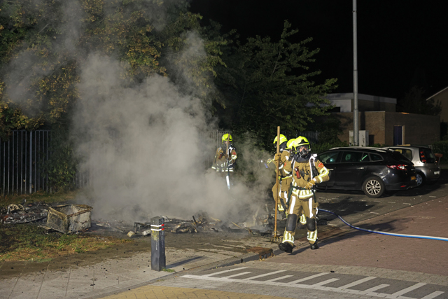 Caravan brandt volledig uit aan Stijn Streuvelsstraat in Waalwijk