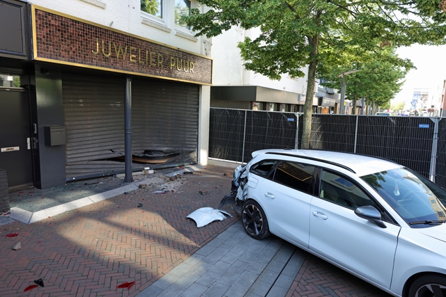 Ramkraak bij juwelier Puur in Waalwijk: gestolen auto achtergelaten