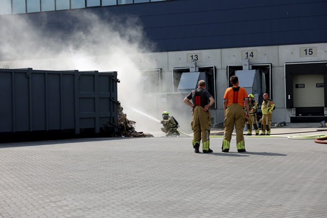 Brand in papiercontainer bij bedrijf aan De Kroonweg in Waalwijk