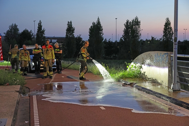Kleine buitenbrand op fietsbrug bij Midden-Brabantweg in Waalwijk