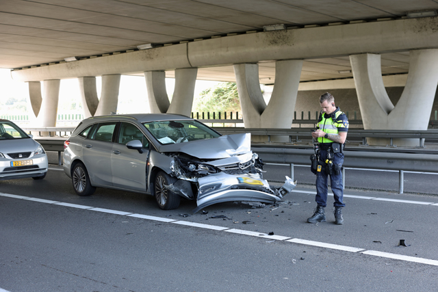 Botsing tussen drie voertuigen op A59 bij Waalwijk