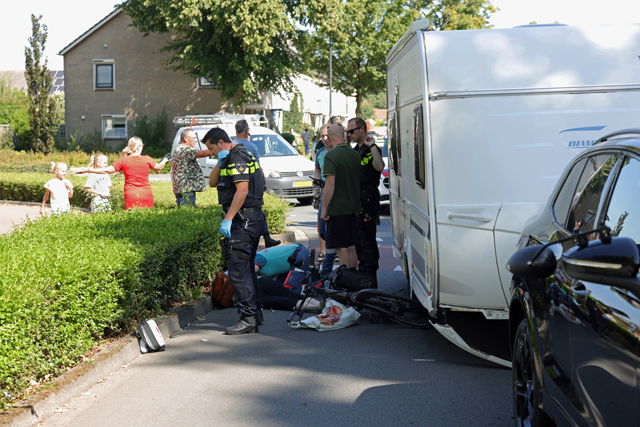 Fietsster zwaargewond na aanrijding met auto en caravan in Waalwijk