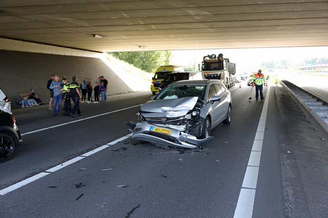 Botsing tussen drie voertuigen op A59 bij Waalwijk