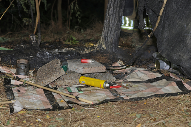 Slaapplek in bos vliegt in brand op Halve Zolenpad in Waalwijk