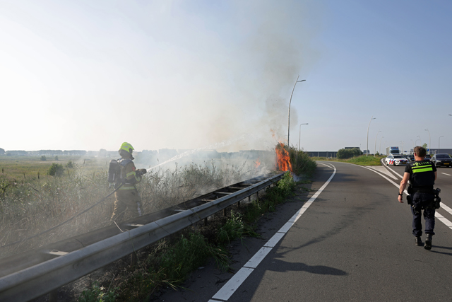 Bermbrand langs Midden-Brabantweg in Waalwijk zorgt voor verkeershinder